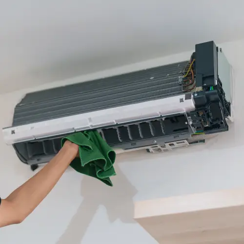 technician maintenance air conditioner